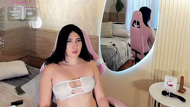 Skyyle  online show from October 7, 1:30 pm