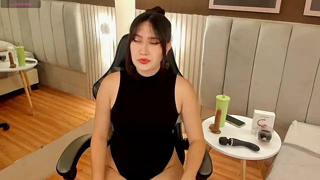 Snapshot of Skyyle_ chatting on April 23, 12:51 pm Skyyle online show from April 23, 12:51 pm