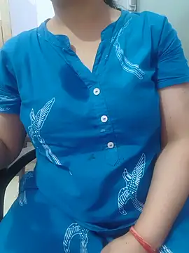 Snapshot of roshni_agrawal0 chatting on June 6, 6:40 am roshni agrawal0 online show from June 6, 6:40 am