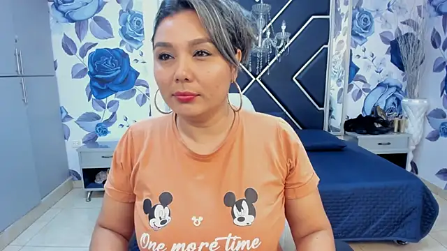 Snapshot of LatinaHoleQueen chatting on September 15, 2:39 pm LatinaHoleQueen online show from September 15, 2:39 pm