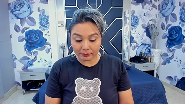 Snapshot of LatinaHoleQueen chatting on September 17, 2:19 pm LatinaHoleQueen online show from September 17, 2:19 pm