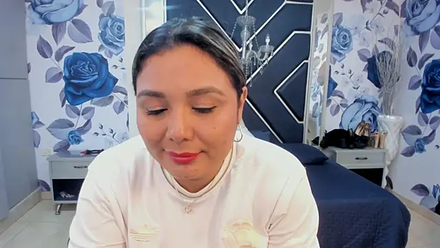 Snapshot of LatinaHoleQueen chatting on October 15, 2:28 pm LatinaHoleQueen online show from October 15, 2:28 pm