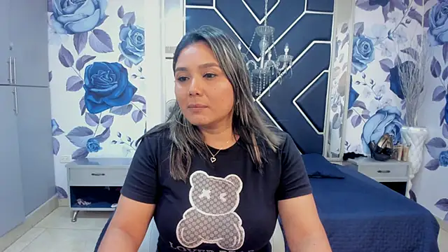 Snapshot of LatinaHoleQueen chatting on October 25, 2:56 pm LatinaHoleQueen online show from October 25, 2:56 pm