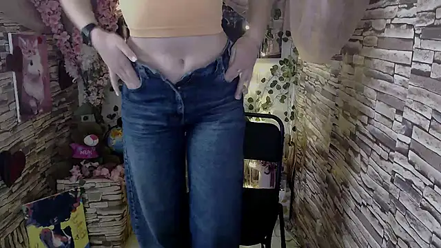 Snapshot of Amanda_Bright_ chatting on October 8, 7:17 am Amanda Bright online show from October 8, 7:17 am