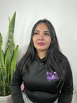 Snapshot of meli__brown chatting on May 19, 1:56 am meli brown online show from May 19, 1:56 am