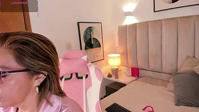 Clhoe Johnson online show from October 1, 2:39 am