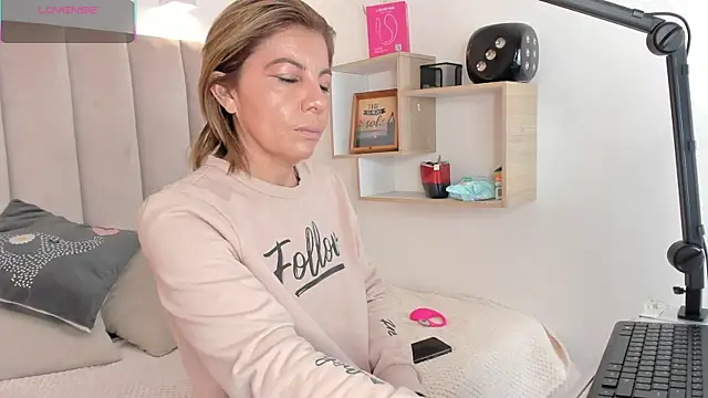 Clhoe Johnson online show from October 3, 2:41 am