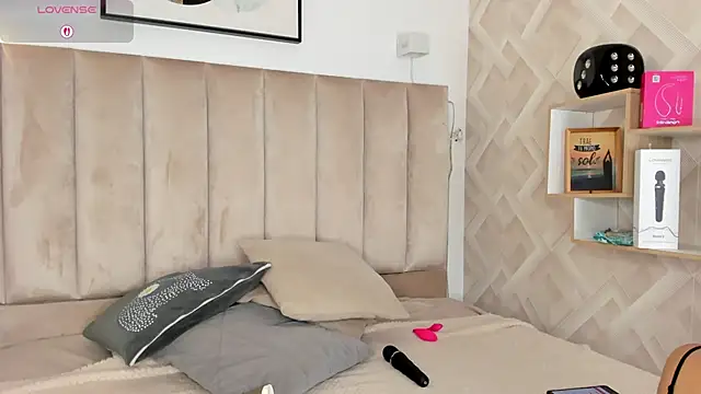 Clhoe Johnson online show from October 21, 1:01 pm