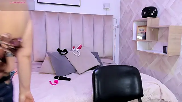 Clhoe Johnson online show from October 28, 12:09 pm