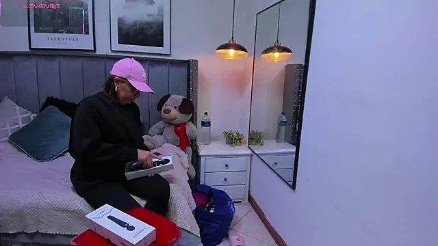 Clhoe Johnson online show from November 8, 12:16 pm