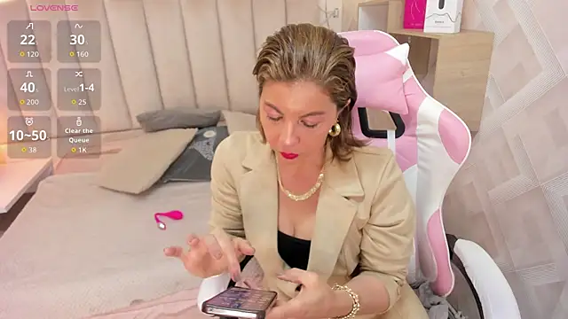 Clhoe Johnson online show from December 20, 12:34 pm