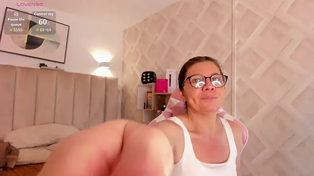 Clhoe Johnson online show from February 17, 12:34 pm