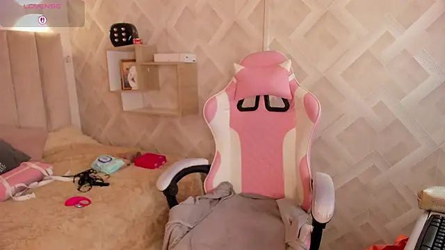 Clhoe Johnson online show from April 21, 12:11 pm