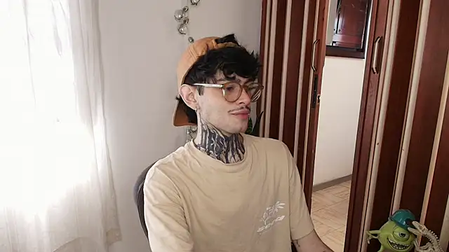 Snapshot of Mihail_leroy chatting on December 16, 2:55 pm Mihail leroy online show from December 16, 2:55 pm