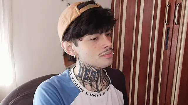 Snapshot of Mihail_leroy chatting on December 17, 1:50 pm Mihail leroy online show from December 17, 1:50 pm