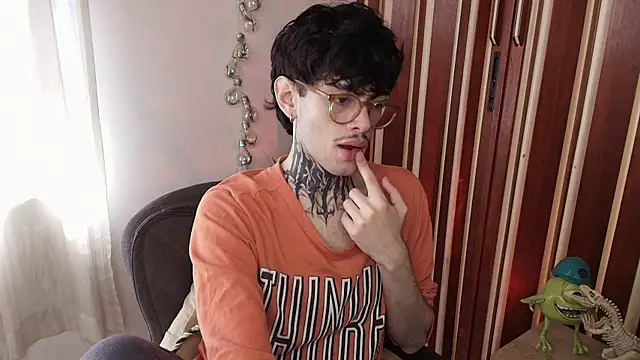 Snapshot of Mihail_leroy chatting on December 18, 3:29 pm Mihail leroy online show from December 18, 3:29 pm