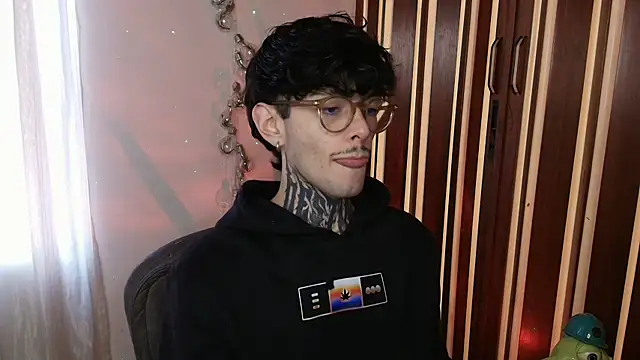 Snapshot of Mihail_leroy chatting on December 19, 8:05 pm Mihail leroy online show from December 19, 8:05 pm