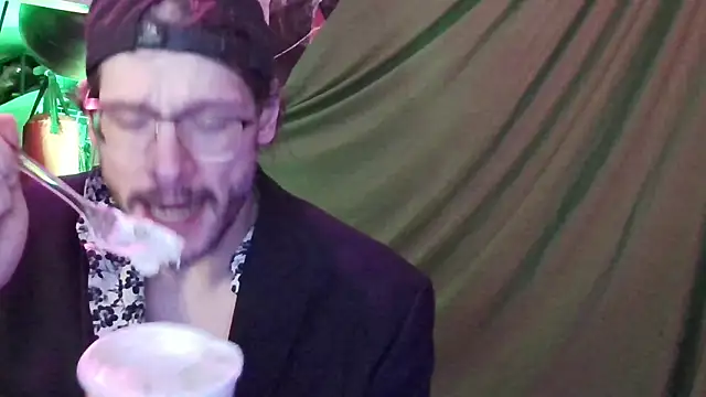 Snapshot of MasterDaddyCool chatting on October 28, 4:27 am MasterDaddyCool online show from October 28, 4:27 am