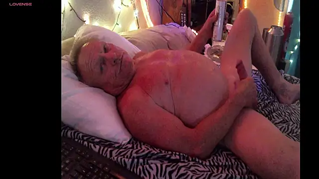 Pussyeat2please online show from April 15, 5:31 pm