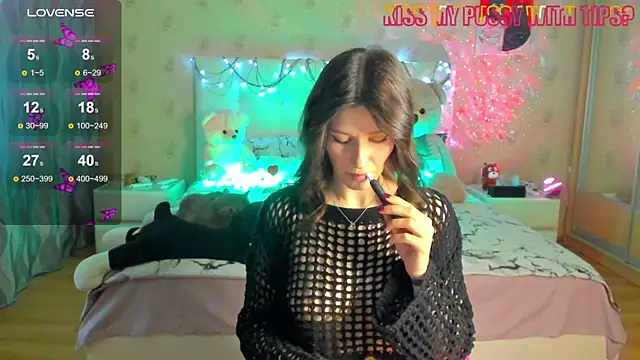 Snapshot of unearthly_di chatting on October 22, 10:04 am unearthly di online show from October 22, 10:04 am