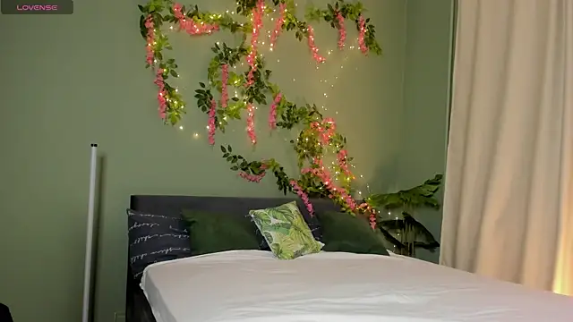 Snapshot of Lisbeth__Salander chatting on December 4, 2:32 am Lisbeth Salander online show from December 4, 2:32 am