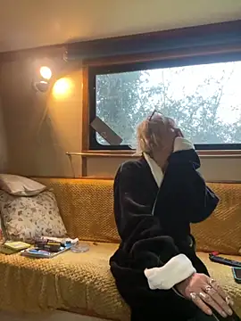 Snapshot of ladyboatlady chatting on October 8, 6:33 am ladyboatlady online show from October 8, 6:33 am