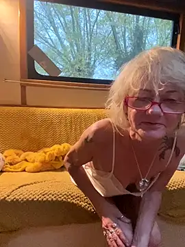 Snapshot of ladyboatlady chatting on October 14, 6:36 am ladyboatlady online show from October 14, 6:36 am