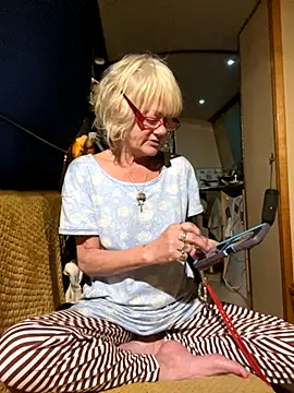 Snapshot of ladyboatlady chatting on October 29, 11:50 pm ladyboatlady online show from October 29, 11:50 pm