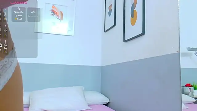 Snapshot of cutepetitee chatting on October 3, 7:55 pm cutepetitee online show from October 3, 7:55 pm