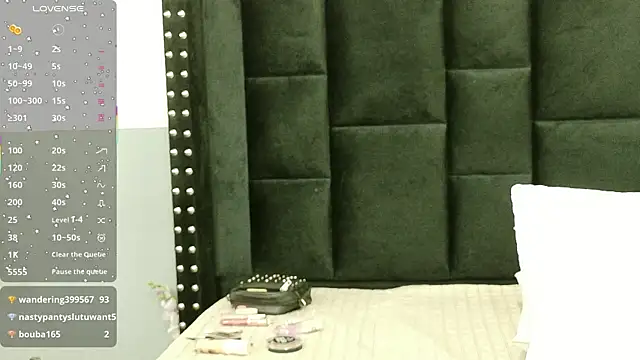 Snapshot of cutepetitee chatting on October 14, 8:31 pm cutepetitee online show from October 14, 8:31 pm