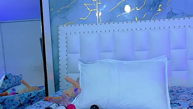 cutepetitee online show from April 22, 7:48 pm