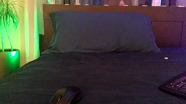 Snapshot of hgngoverlook chatting on November 19, 11:05 pm hgngoverlook online show from November 19, 11:05 pm