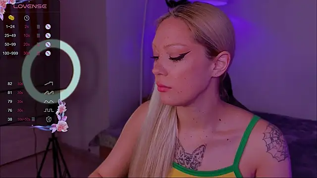 Snapshot of LeksaCandy chatting on November 13, 3:05 am LeksaCandy online show from November 13, 3:05 am