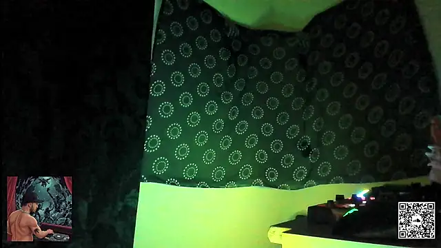 Snapshot of DjDiCKmannOnE chatting on September 18, 8:44 pm DjDiCKmannOnE online show from September 18, 8:44 pm