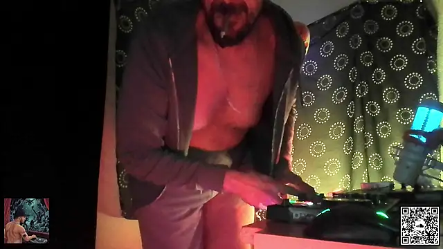 Snapshot of DjDiCKmannOnE chatting on October 18, 8:42 pm DjDiCKmannOnE online show from October 18, 8:42 pm