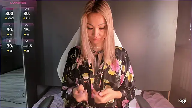 Snapshot of K1ttyC4t_ chatting on December 3, 3:58 am K1ttyC4t online show from December 3, 3:58 am