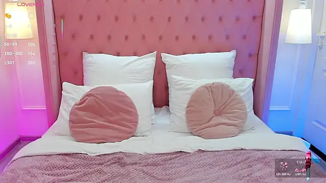 ElzaJons online show from April 21, 12:22 pm