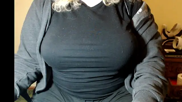 Snapshot of LunoviaXL chatting on November 20, 9:58 pm LunoviaXL online show from November 20, 9:58 pm