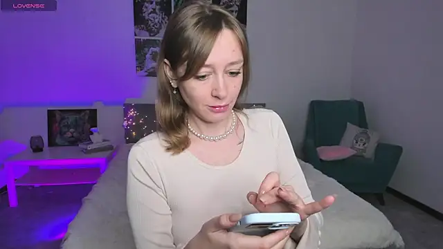 Snapshot of evashiny_ chatting on November 28, 3:42 am evashiny online show from November 28, 3:42 am