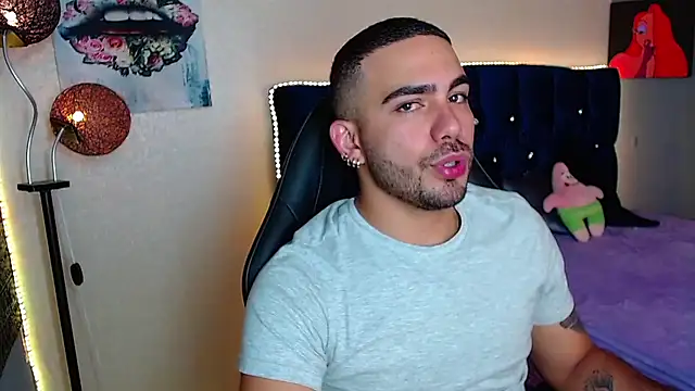 Snapshot of adamhairy chatting on April 28, 6:57 pm adamhairy online show from April 28, 6:57 pm