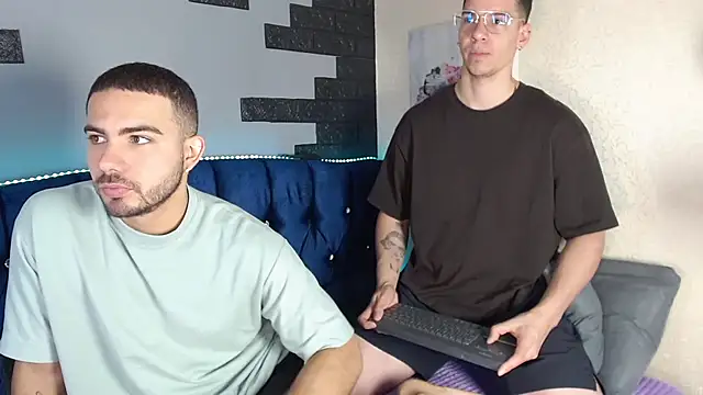 Snapshot of adamhairy chatting on May 9, 2:17 am adamhairy online show from May 9, 2:17 am