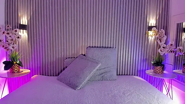 SOPHICOLLINS online show from April 21, 11:05 am