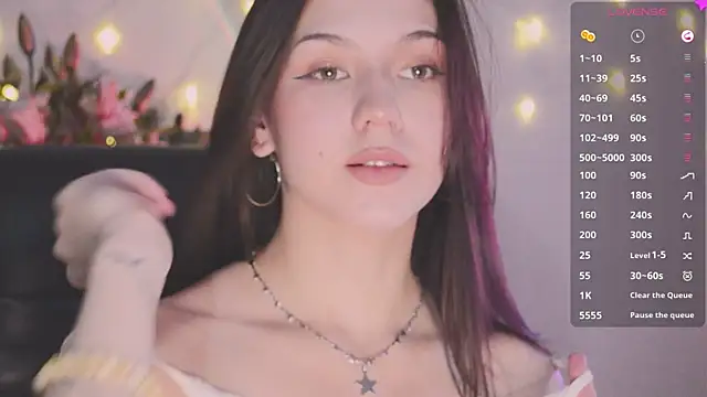 Snapshot of KendalHottt chatting on November 8, 6:24 am KendalHottt online show from November 8, 6:24 am