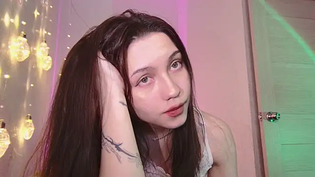 Snapshot of KendalHottt chatting on November 23, 4:34 am KendalHottt online show from November 23, 4:34 am