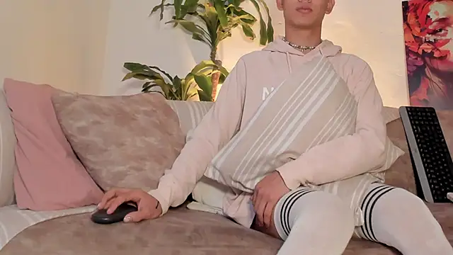 LoganTwink18 online show from February 13, 1:18 pm