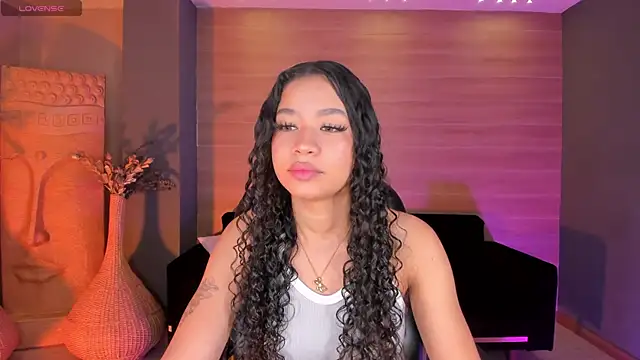 Snapshot of SophieHouston_ chatting on October 22, 4:35 am SophieHouston  online show from October 22, 4:35 am