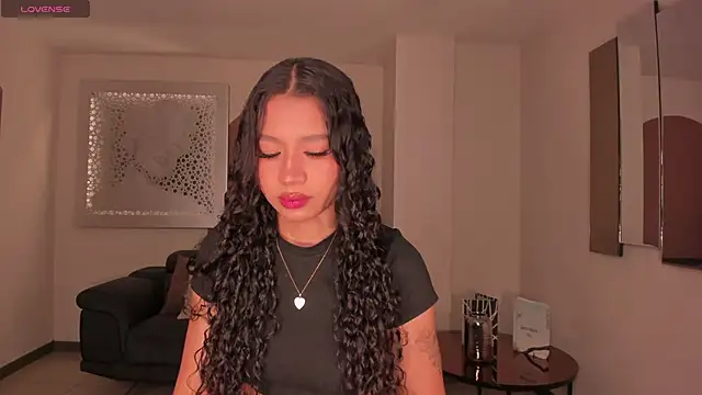 Snapshot of SophieHouston_ chatting on November 30, 11:09 pm SophieHouston online show from November 30, 11:09 pm