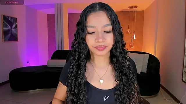 Snapshot of SophieHouston_ chatting on December 4, 4:22 am SophieHouston online show from December 4, 4:22 am