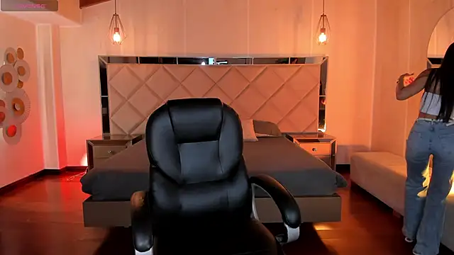 SophieHouston  online show from April 20, 4:15 am