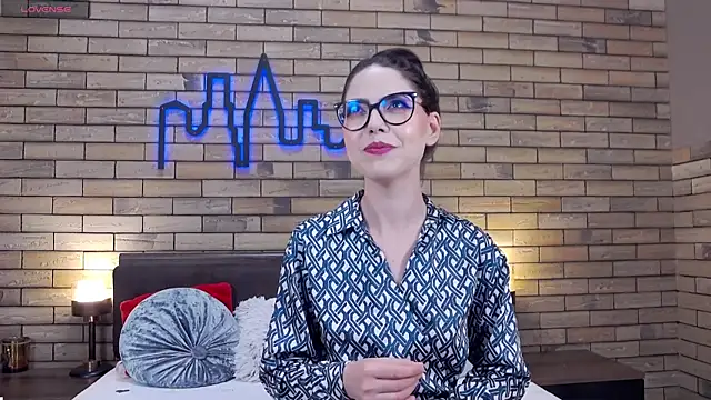 Snapshot of KaylaLewys chatting on September 8, 5:34 pm KaylaLewys online show from September 8, 5:34 pm